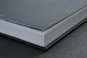 Gesloten notitieboek met grijze kaft