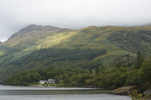 Huisje aan het meer in de Schotse Hooglanden