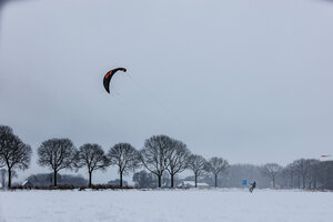 Snowkiten in de besneeuwde polder van Klundert