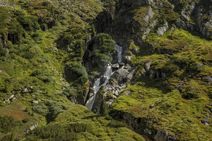 Waterval in alpien bergweiland in Oostenrijk