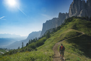 Adembenemend pad naar het Pisciadu-meer in de Dolomieten