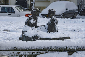 Sneeuwbedekte sculptuur van twee figuren