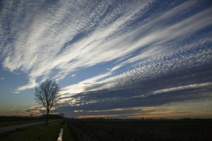 Wolkenpatronen bij zonsondergang