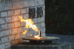 Eeuwige vlam brandt fel bij herdenkingsmonument