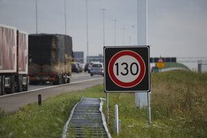 Snelweg Nederland met snelheidsbord 130 km/u
