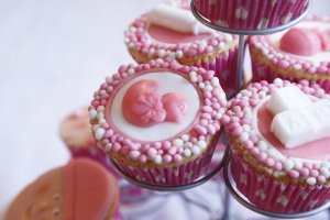 Feestelijke roze cupcakes voor baby