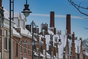 Besneeuwde daken in schilderachtig winterstadje