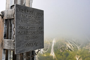 Gedenksteen bij Fulpmes met uitzicht op mistig Stubai Valley