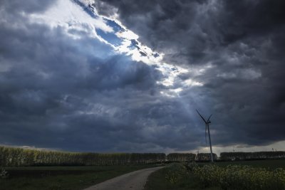 Stormachtig licht: windmolen onder dramatische wolkenlucht