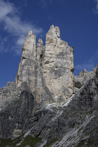 Massieve bergformaties tegen blauwe zomerhemel