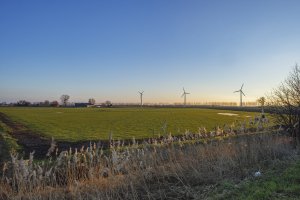 Windturbines in landelijk gebied bij zonsondergang