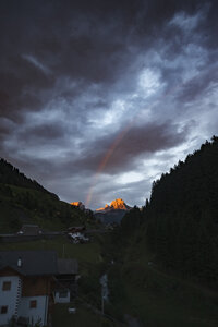 Majestueuze zonsondergang verlicht bergtoppen