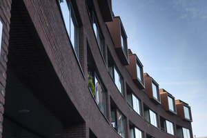 Eerste kerstversieringen verschijnen op appartementgebouw in Nederland