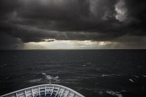 Donkere wolken boven de oceaan tijdens storm