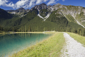 Alpine spiegelbeeld: Panoramasee in Stubai Valley