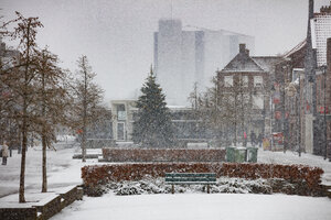 Sneeuw bedekt rustig stadsplein in de winter