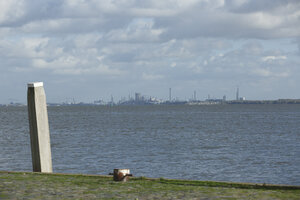 Industriegebied achter waterpartij