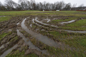 Modderig, drassig parklandschap met sporen