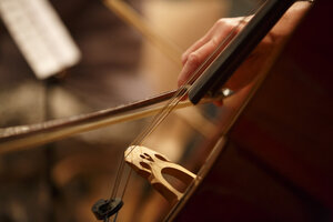 Cellist oefent in gezellige kamer