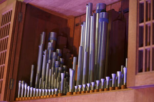 Orgelpijpen in houten kast