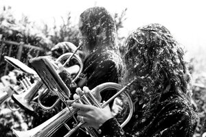 Harmonieorkest in sneeuwstorm door dorp