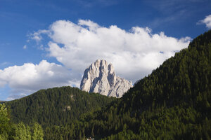 Indrukwekkende bergtop boven weelderig groen bos in Italië