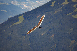 Paraglider zweeft boven Stubai Valley