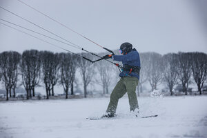 Snowkiten in de sneeuwstorm buiten Klundert