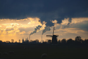 Nederlands landschap met molen en fabrieksschoorstenen