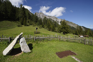 Houten bank bij kapel in Oostenrijkse Alpen