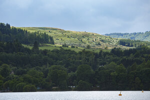 Glooiende heuvels aan een stille meer