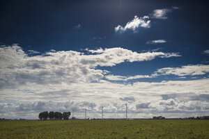 Windturbines tegen een helderblauwe bewolkte hemel