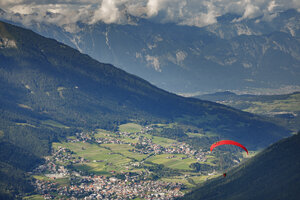 Paraglider daalt af in Stubaital