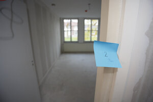 Bouwplaats met genummerde kamerdeur