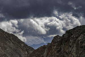 Gelaagde bergen en dramatische wolken in de Oostenrijkse Alpen