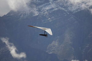Paraglider boven de Stubai Valley