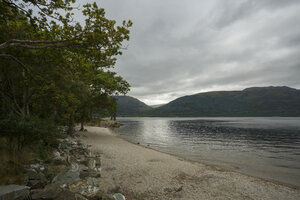 Bergmeer bij schemering in Schotland