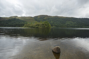 Bergmeer met steen aan de oever