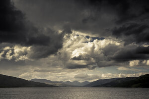 Stormwolken boven rustig meer