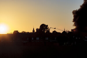 Brandweerman blust brand in stadsskyline