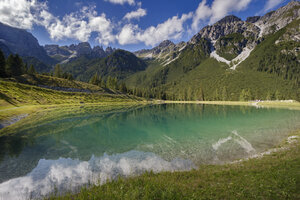 Panoramasee reflecteert alpiene pracht