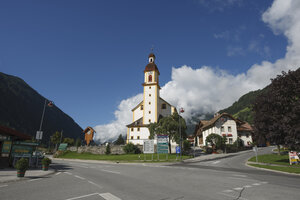 Kerk van Neustift im Stubaital aan de bergweg
