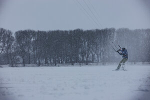 Snowkiten in de sneeuwstorm op de Klundertse polder