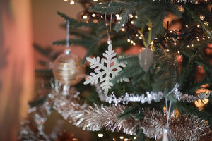 Kerstboom met feestelijke verlichting en ornamenten