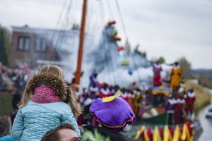 Kinderen wachten op Sinterklaas en zijn inclusieve helpers