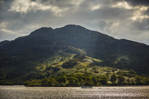 Berg en meer in sereen landschap