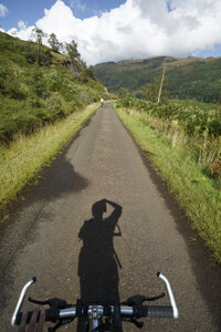 Fietser op rustig plattelandspad