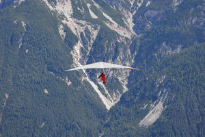 Paragliders in de Stubai Valley thermiek