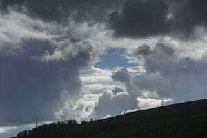 Dramatische wolkenlucht boven heuvellandschap