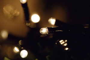 Sfeervolle kerstverlichting in het donker